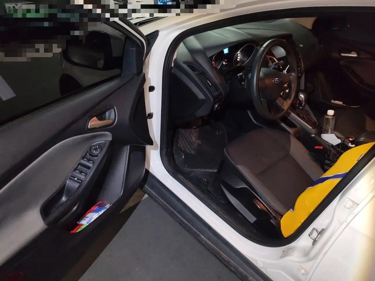 Ford Focus 2012 Hatchback 1.6L Automatic Comfort Model — миниатюра 16