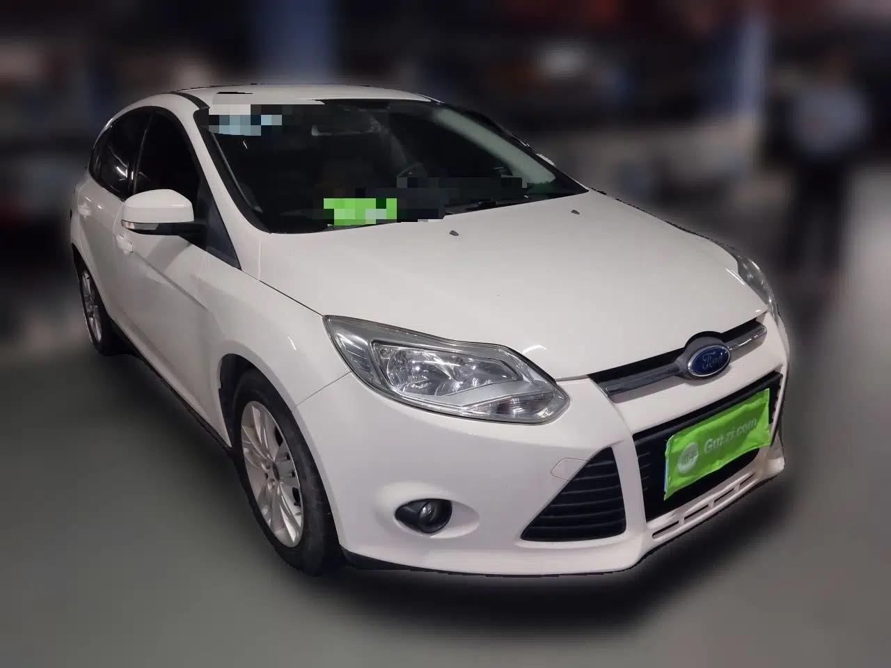 Ford Focus 2012 Hatchback 1.6L Automatic Comfort Model — миниатюра 3