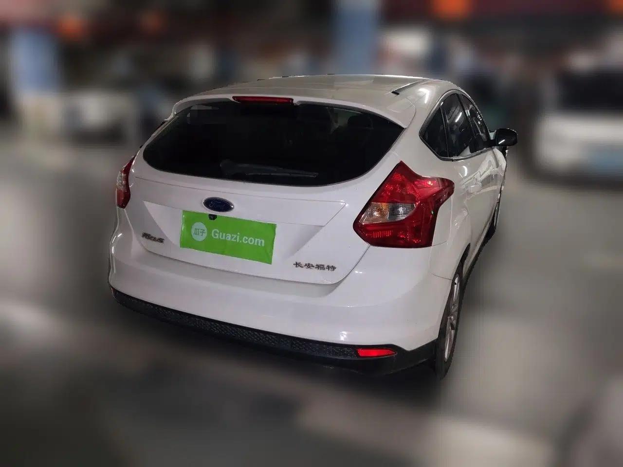 Ford Focus 2012 Hatchback 1.6L Automatic Comfort Model — миниатюра 6