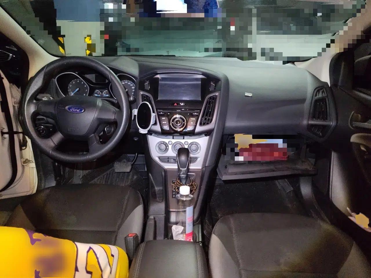 Ford Focus 2012 Hatchback 1.6L Automatic Comfort Model — миниатюра 9