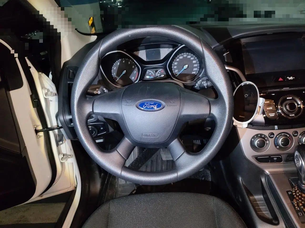 Ford Focus 2012 Hatchback 1.6L Automatic Comfort Model — миниатюра 10