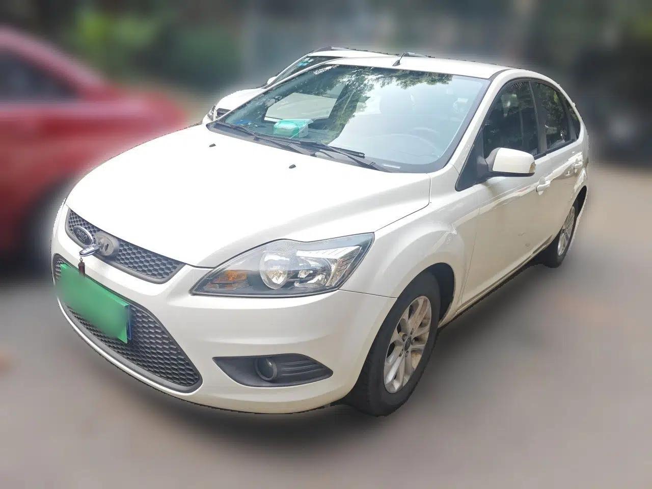 Ford Focus 2013 Hatchback Classic 1.8L Automatic Base Model — миниатюра 1