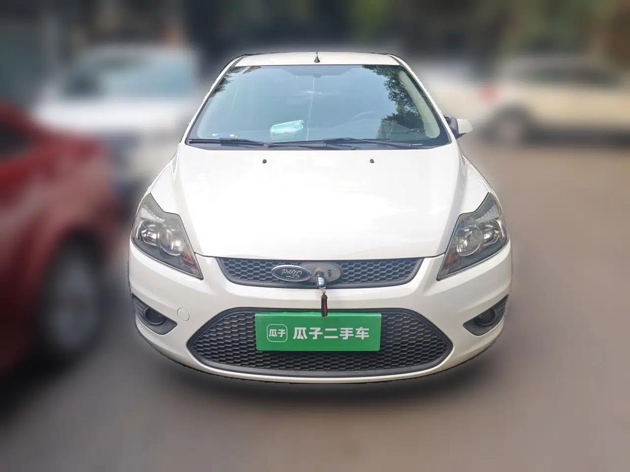 Ford Focus 2013 Hatchback Classic 1.8L Automatic Base Model — миниатюра 2