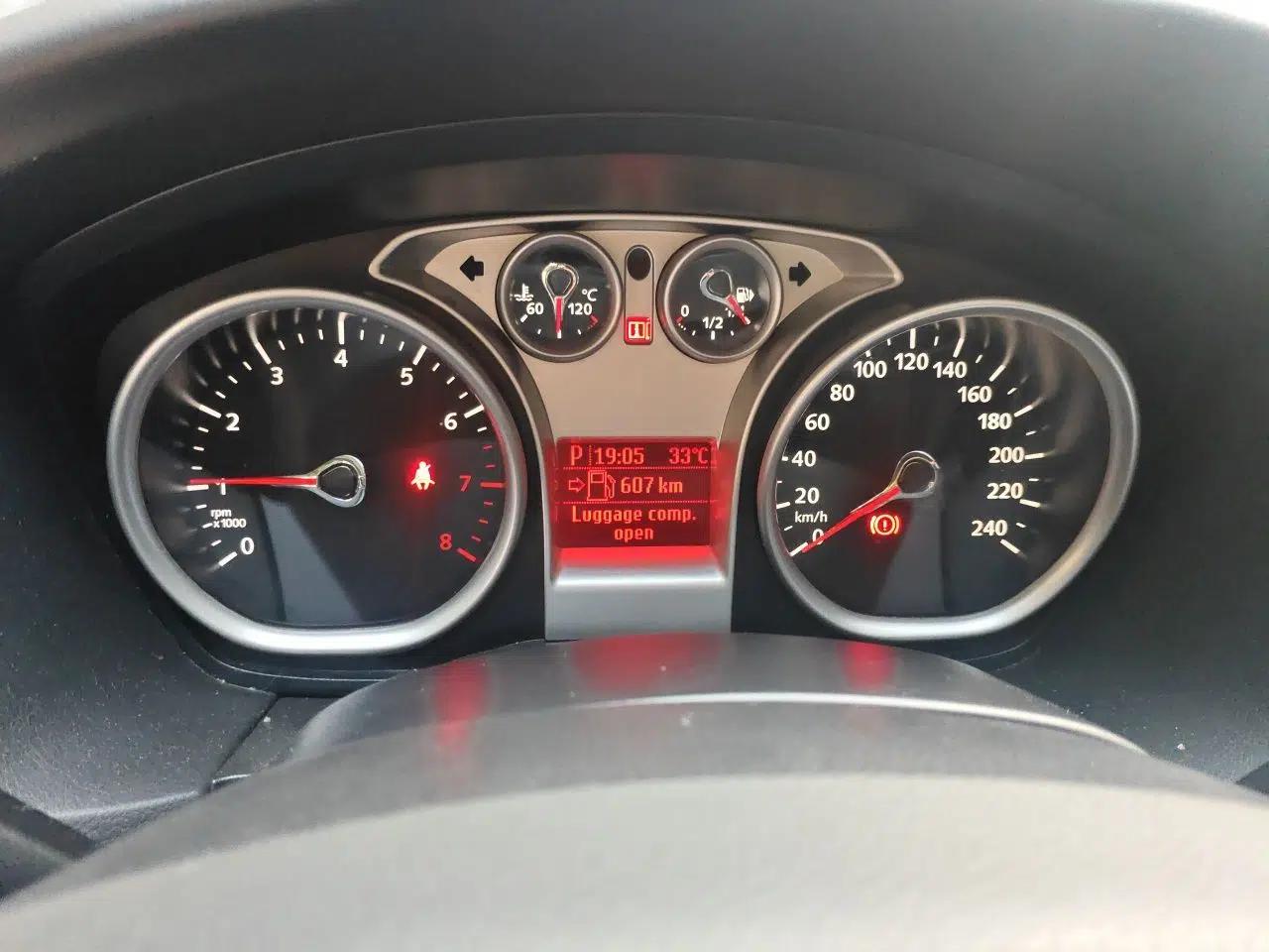 Ford Focus 2013 Hatchback Classic 1.8L Automatic Base Model — миниатюра 11
