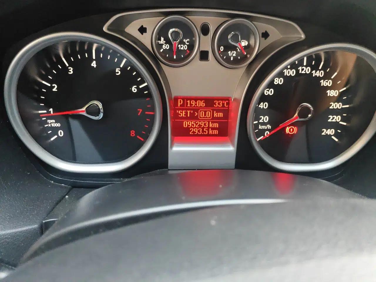 Ford Focus 2013 Hatchback Classic 1.8L Automatic Base Model — миниатюра 12