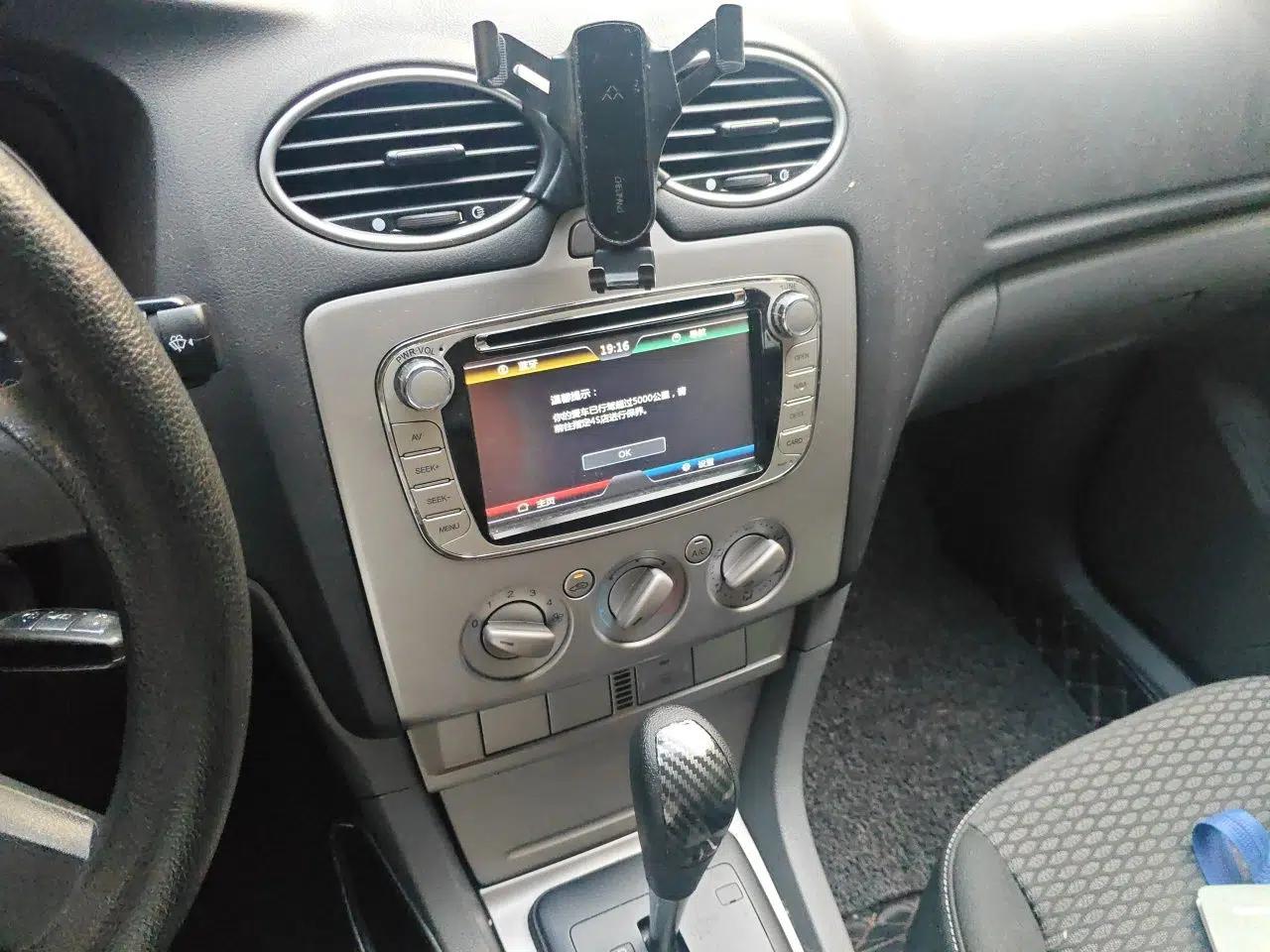 Ford Focus 2013 Hatchback Classic 1.8L Automatic Base Model — миниатюра 13
