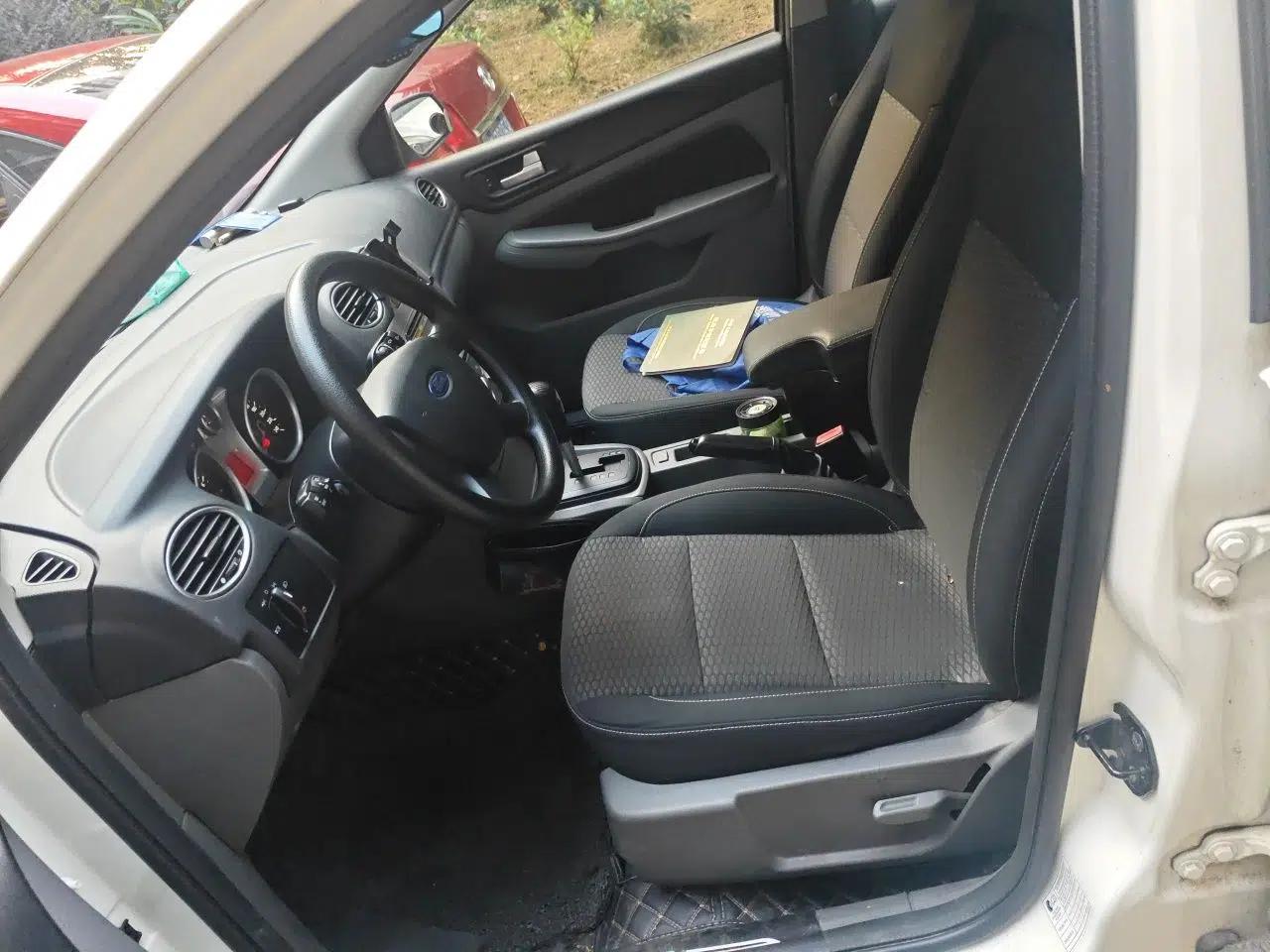 Ford Focus 2013 Hatchback Classic 1.8L Automatic Base Model — миниатюра 15