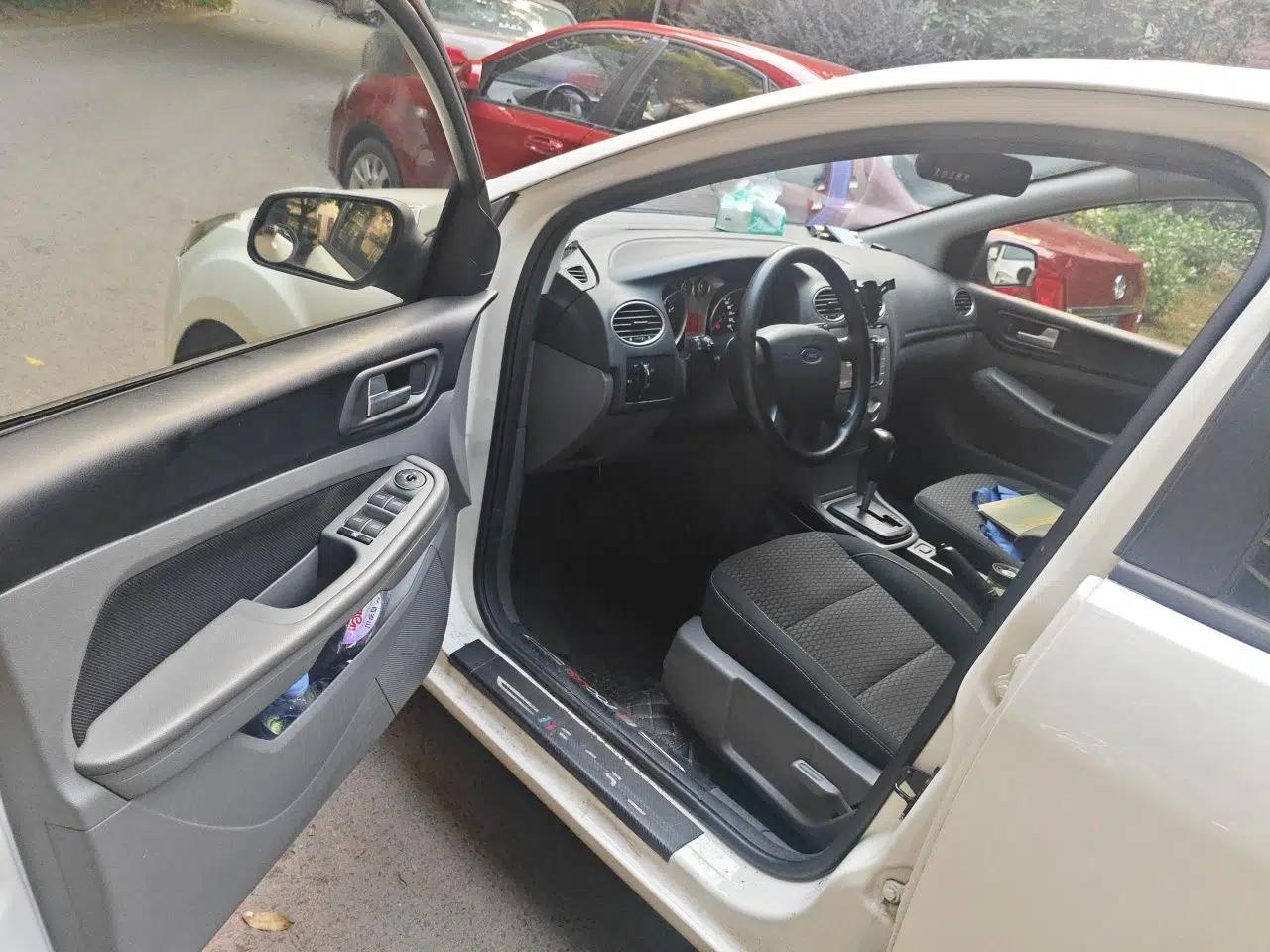 Ford Focus 2013 Hatchback Classic 1.8L Automatic Base Model — миниатюра 16