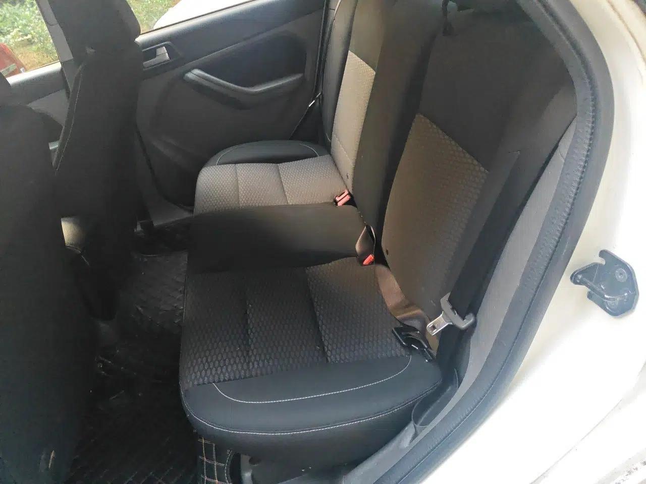 Ford Focus 2013 Hatchback Classic 1.8L Automatic Base Model — миниатюра 17