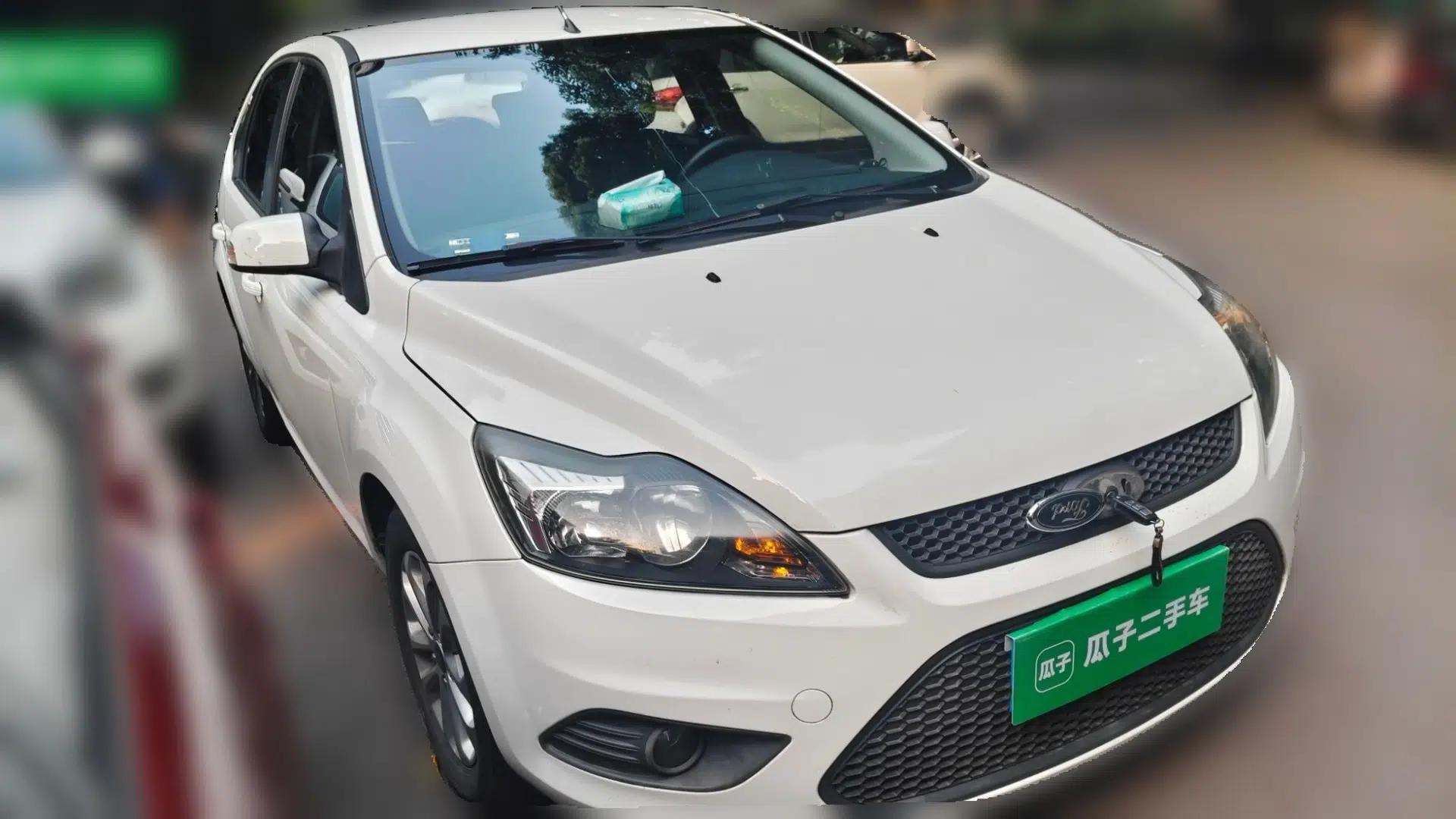 Ford Focus 2013 Hatchback Classic 1.8L Automatic Base Model — миниатюра 3