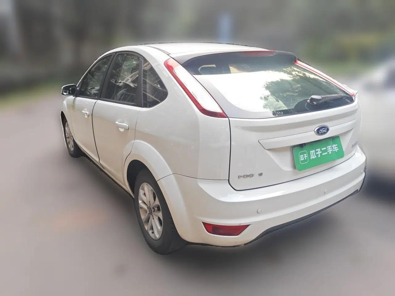 Ford Focus 2013 Hatchback Classic 1.8L Automatic Base Model — миниатюра 4