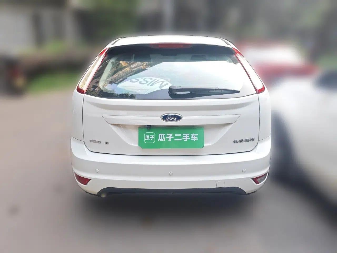 Ford Focus 2013 Hatchback Classic 1.8L Automatic Base Model — миниатюра 5