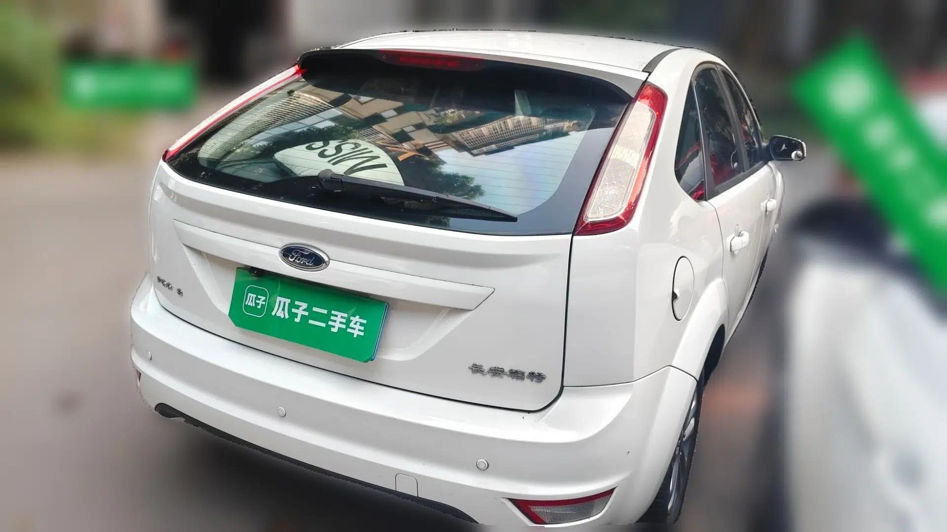Ford Focus 2013 Hatchback Classic 1.8L Automatic Base Model — миниатюра 6