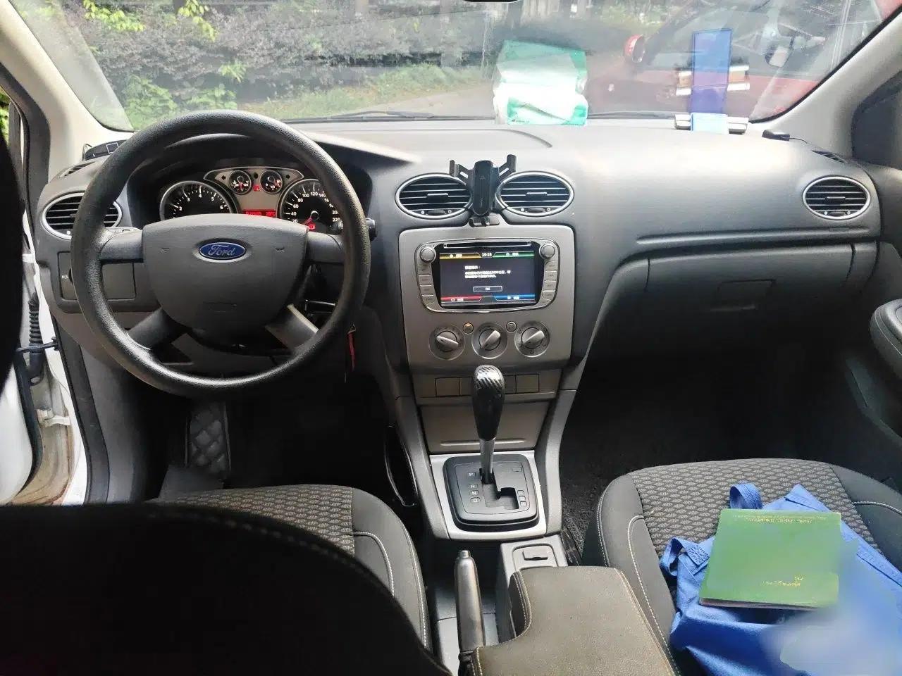 Ford Focus 2013 Hatchback Classic 1.8L Automatic Base Model — миниатюра 9