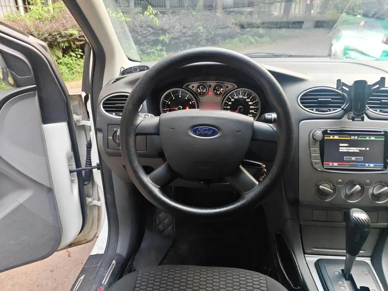 Ford Focus 2013 Hatchback Classic 1.8L Automatic Base Model — миниатюра 10