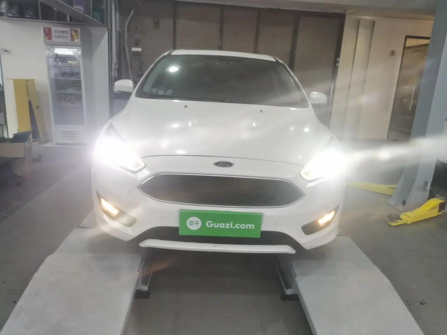 Ford Focus 2015 Sedan EcoBoost 180 Automatic Flagship Model — миниатюра 2