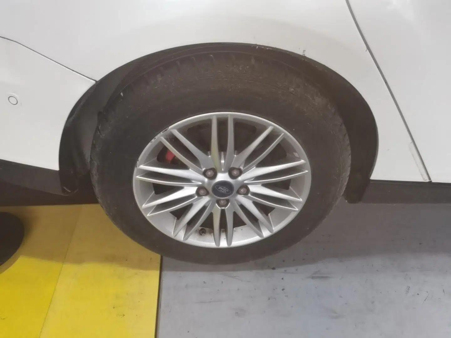 Ford Focus 2015 Sedan EcoBoost 180 Automatic Flagship Model — миниатюра 11