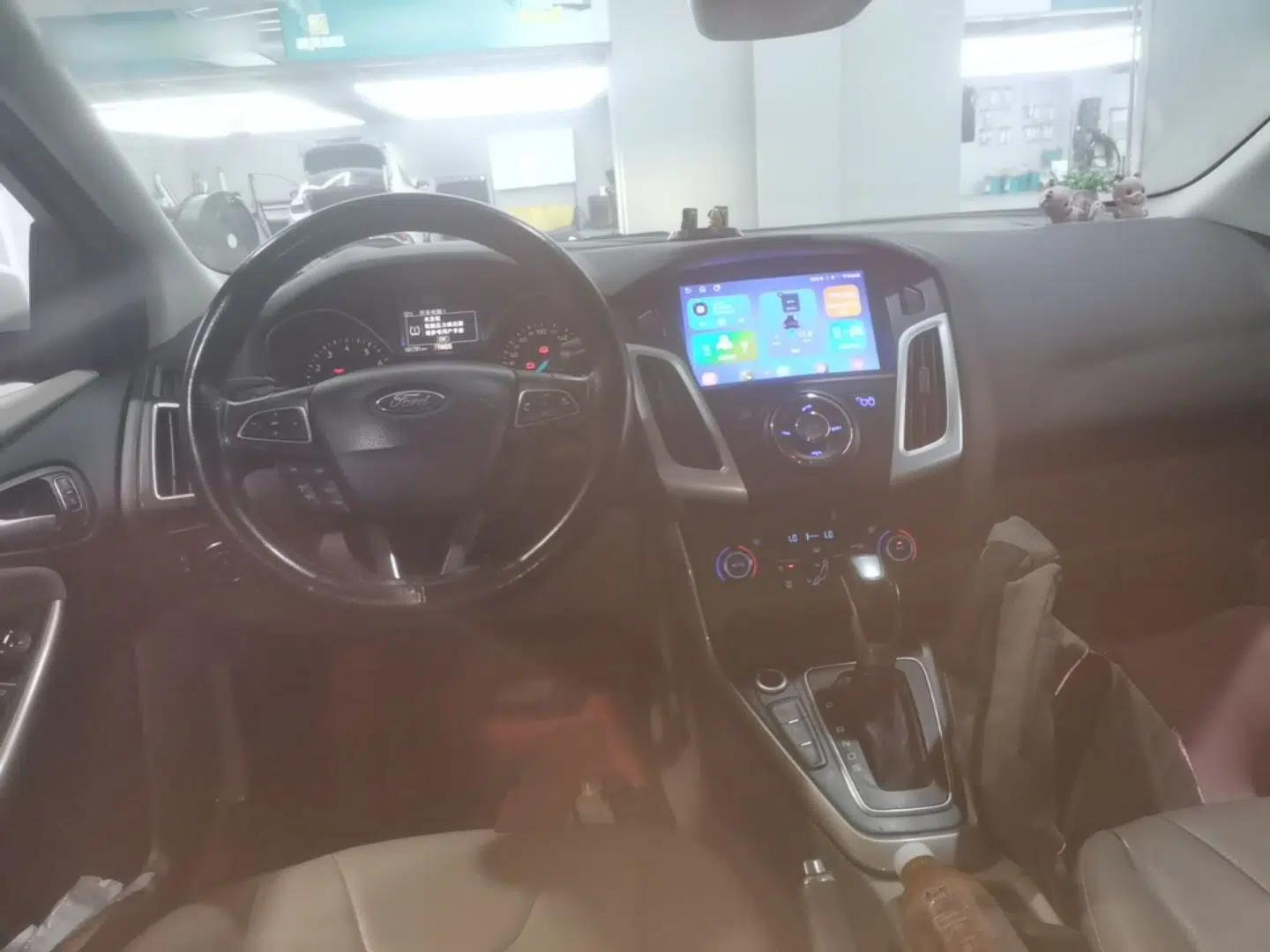 Ford Focus 2015 Sedan EcoBoost 180 Automatic Flagship Model — миниатюра 12