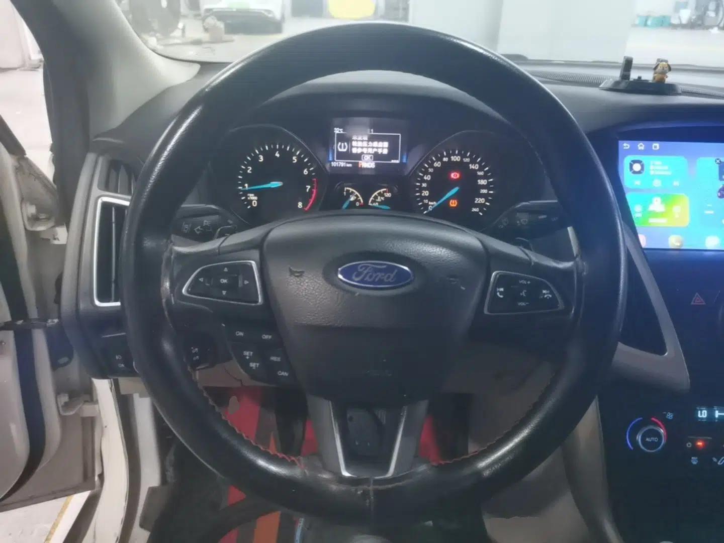 Ford Focus 2015 Sedan EcoBoost 180 Automatic Flagship Model — миниатюра 13