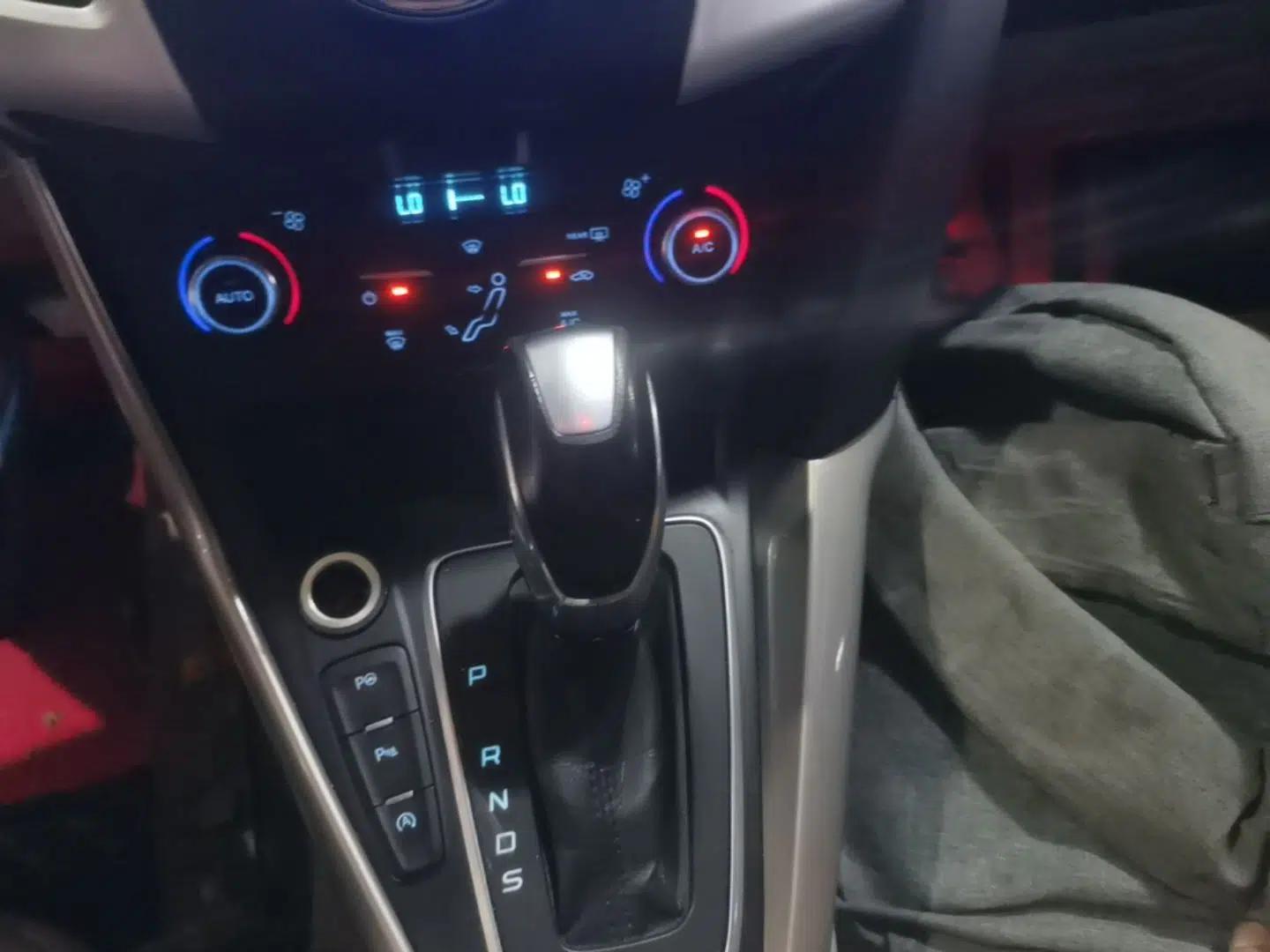 Ford Focus 2015 Sedan EcoBoost 180 Automatic Flagship Model — миниатюра 16