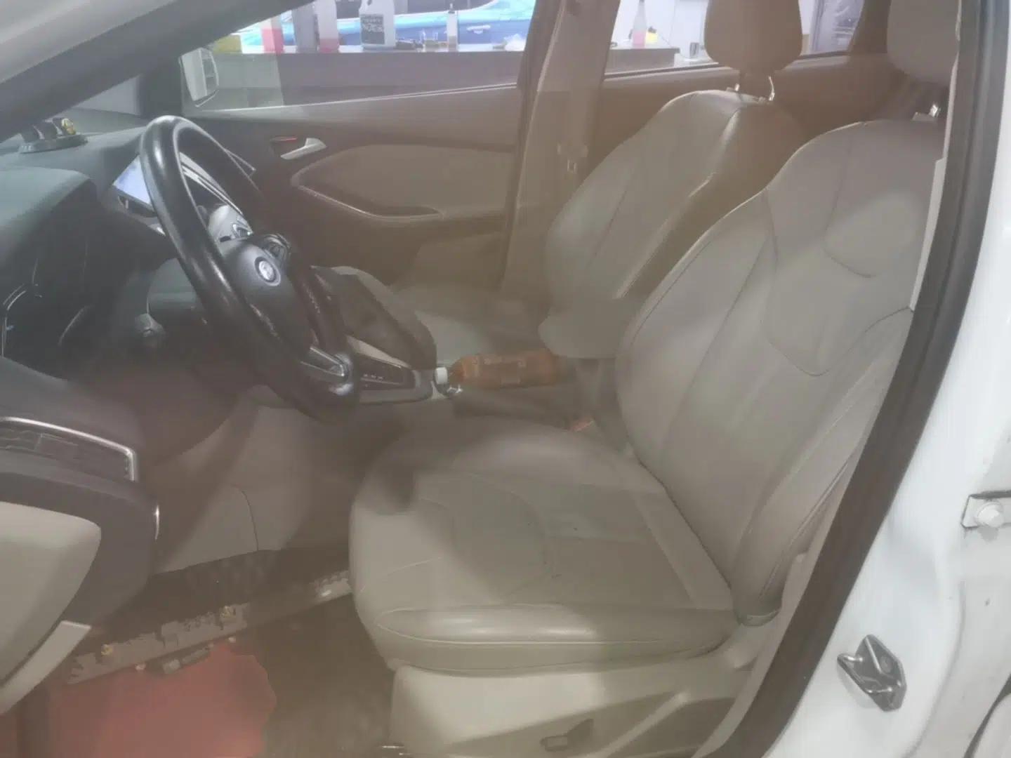 Ford Focus 2015 Sedan EcoBoost 180 Automatic Flagship Model — миниатюра 17