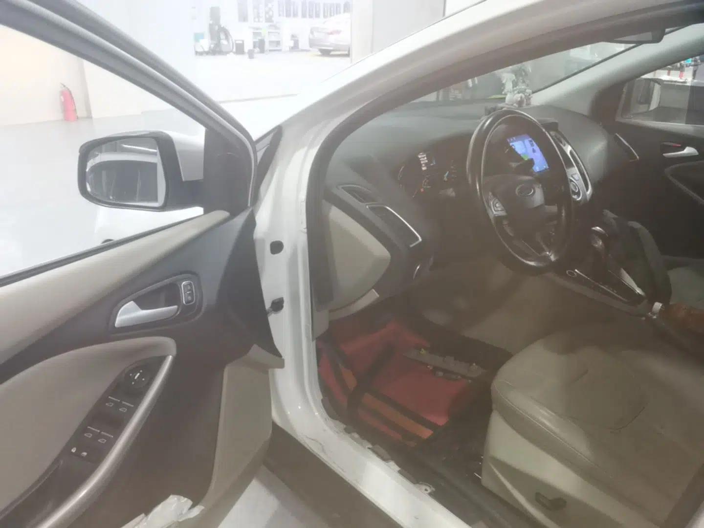 Ford Focus 2015 Sedan EcoBoost 180 Automatic Flagship Model — миниатюра 18