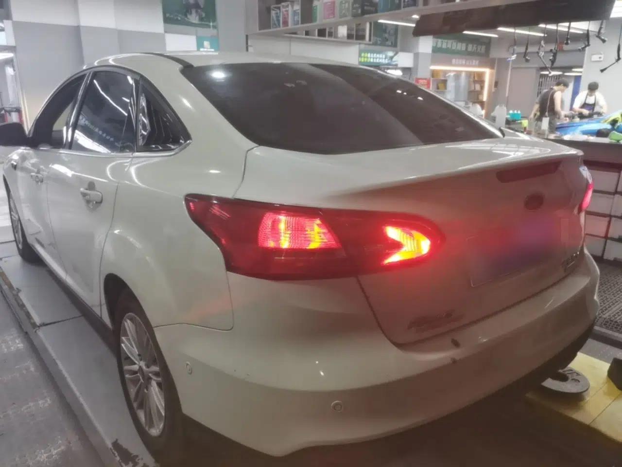 Ford Focus 2015 Sedan EcoBoost 180 Automatic Flagship Model — миниатюра 4
