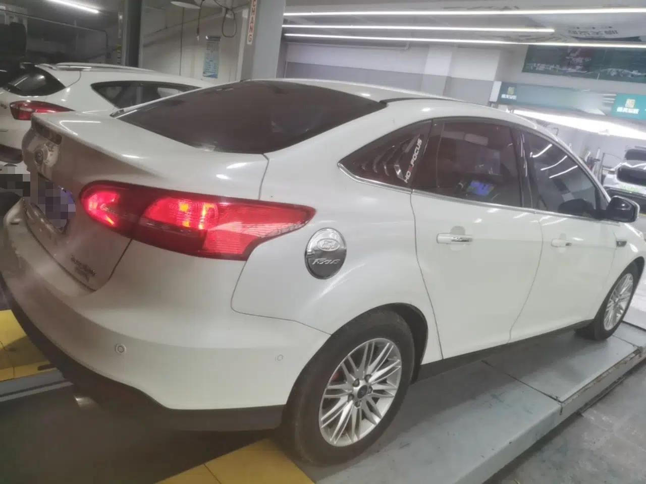 Ford Focus 2015 Sedan EcoBoost 180 Automatic Flagship Model — миниатюра 6