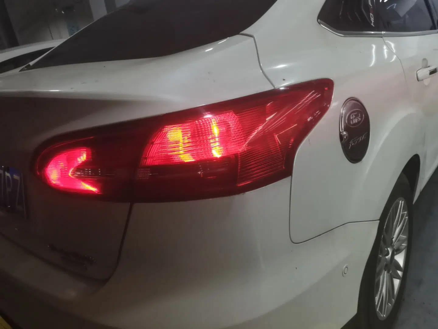 Ford Focus 2015 Sedan EcoBoost 180 Automatic Flagship Model — миниатюра 9