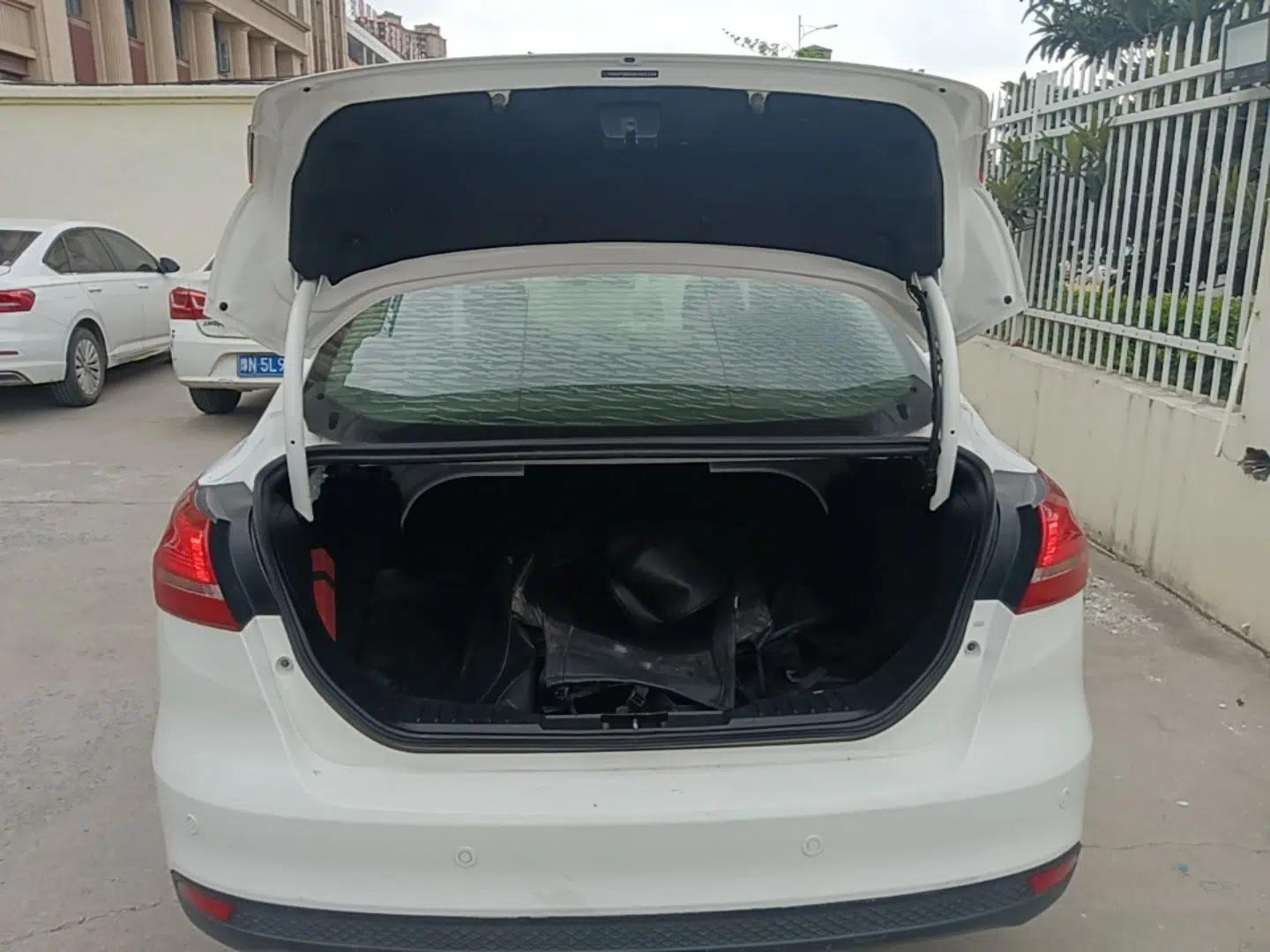 Ford Focus 2017 Sedan 1.6L Automatic Fashion Edition Smart Drive Version — миниатюра 22