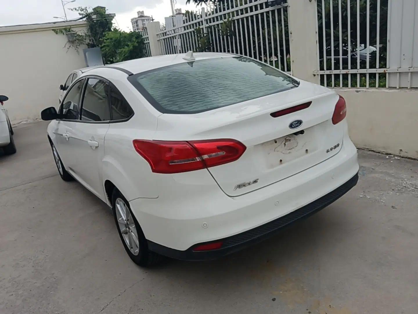 Ford Focus 2017 Sedan 1.6L Automatic Fashion Edition Smart Drive Version — миниатюра 4