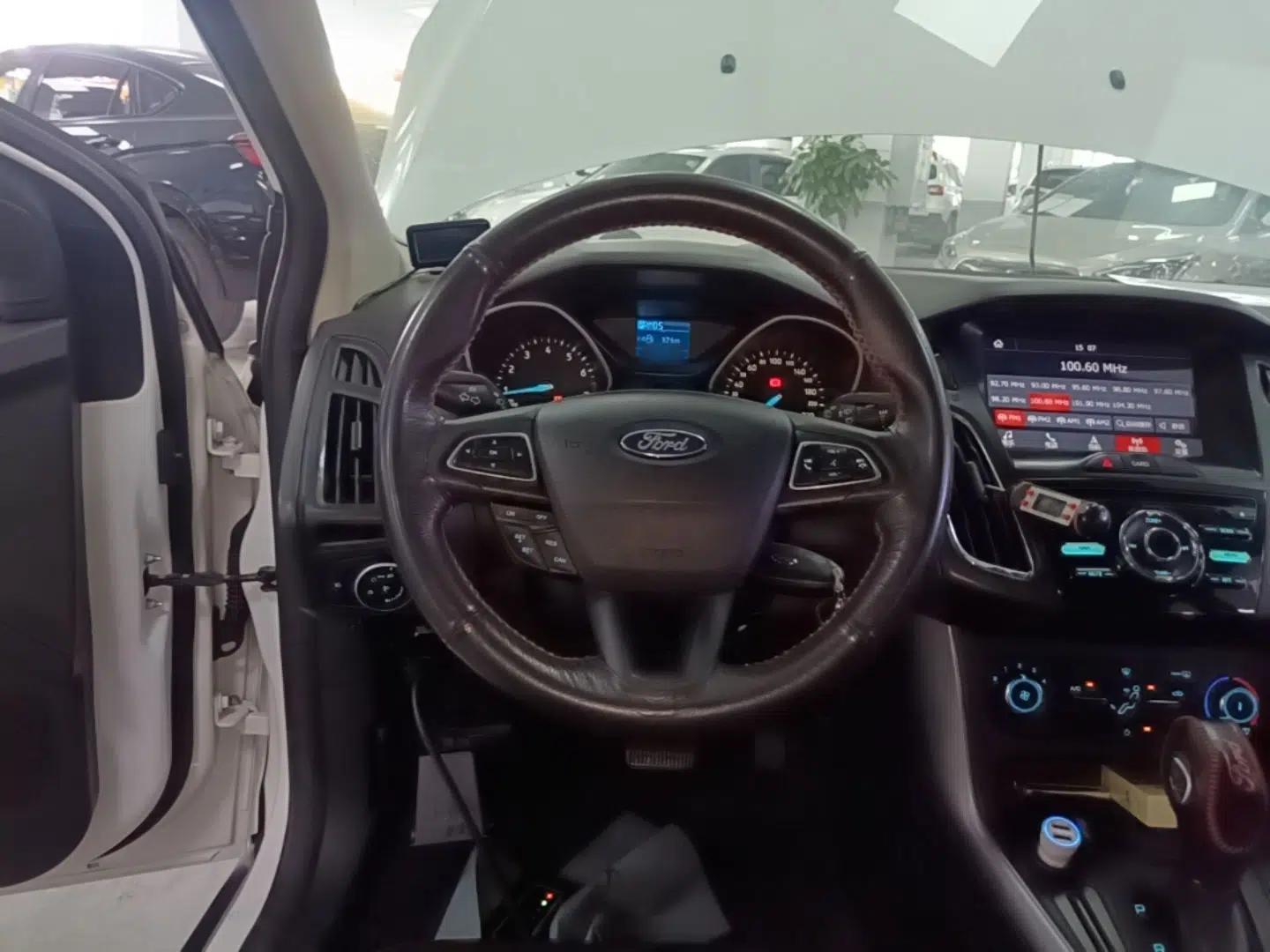 Ford Focus 2017 Hatchback 1.6L Automatic Comfort Plus SmartDrive Edition — миниатюра 13