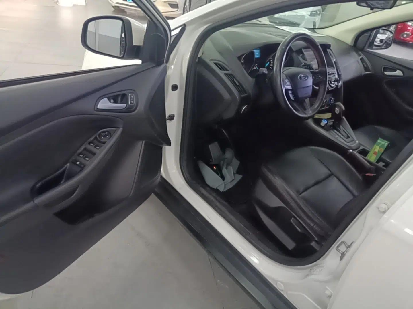Ford Focus 2017 Hatchback 1.6L Automatic Comfort Plus SmartDrive Edition — миниатюра 18