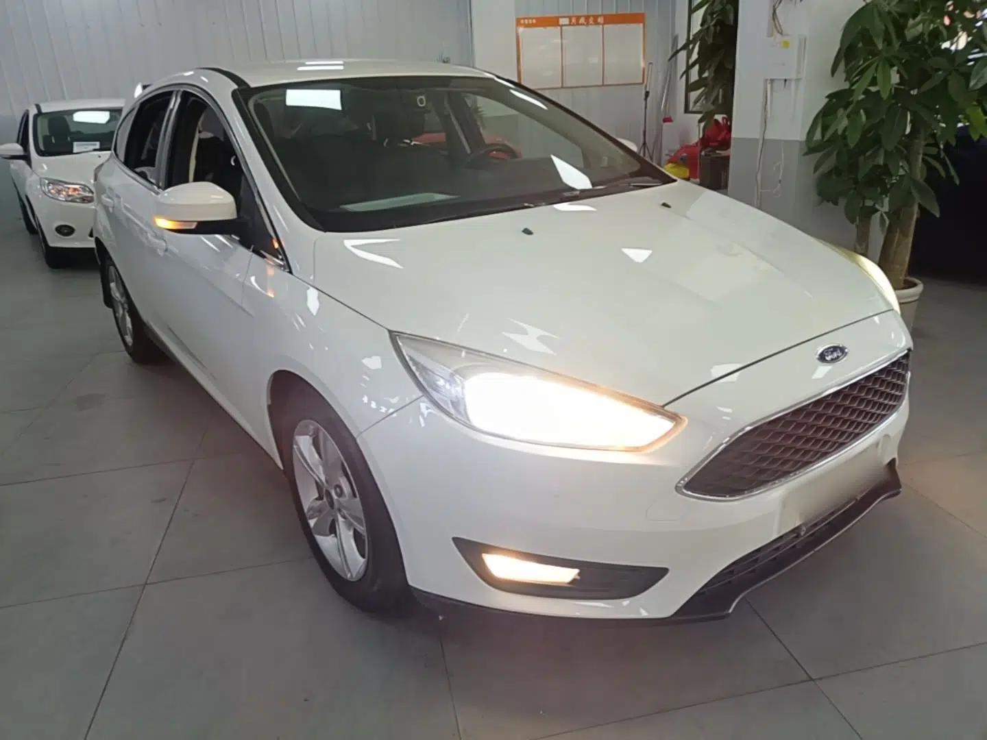 Ford Focus 2017 Hatchback 1.6L Automatic Comfort Plus SmartDrive Edition — миниатюра 3