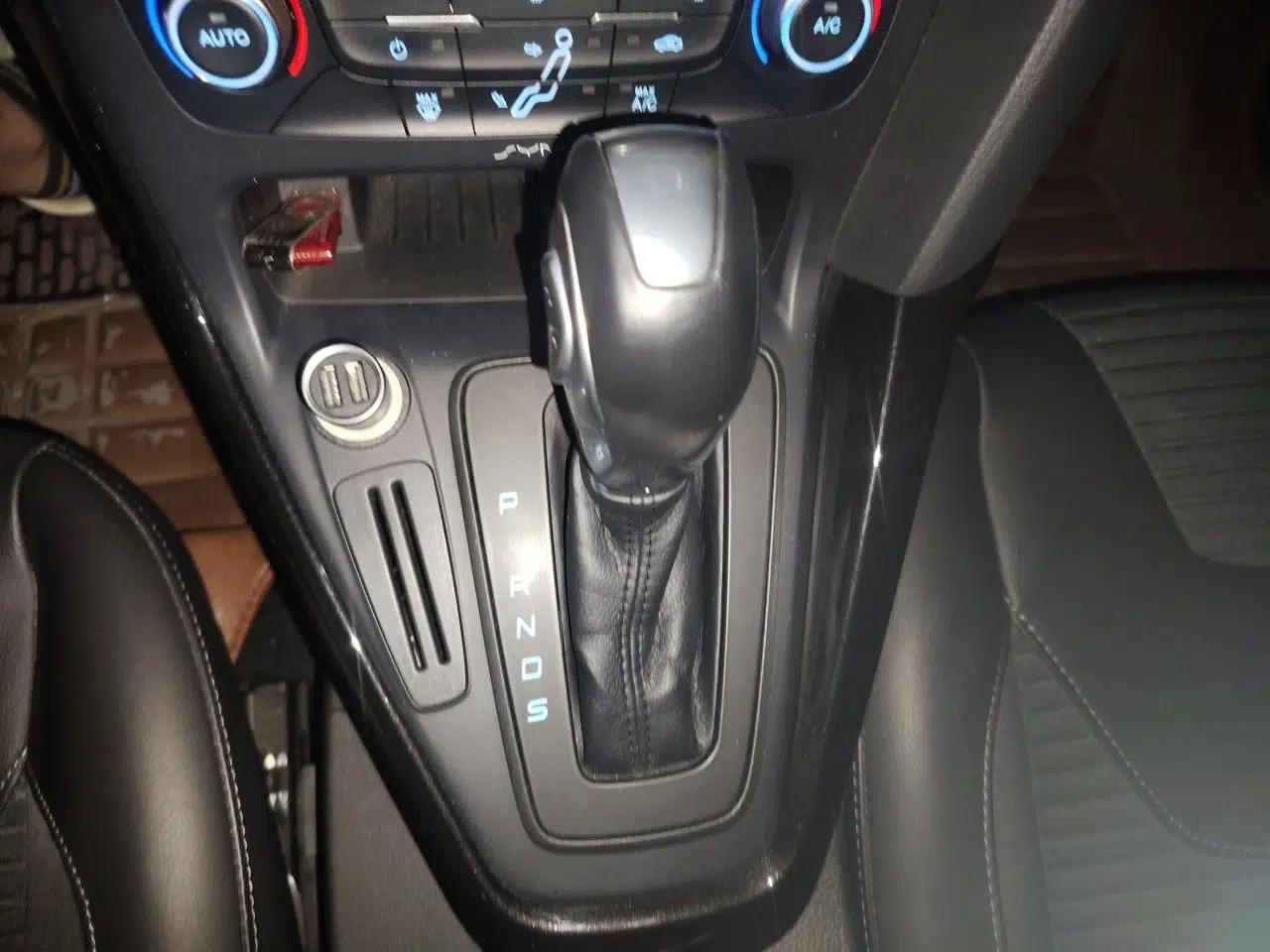 Ford Focus 2015 Hatchback 1.6L Automatic Fashion Edition — миниатюра 11