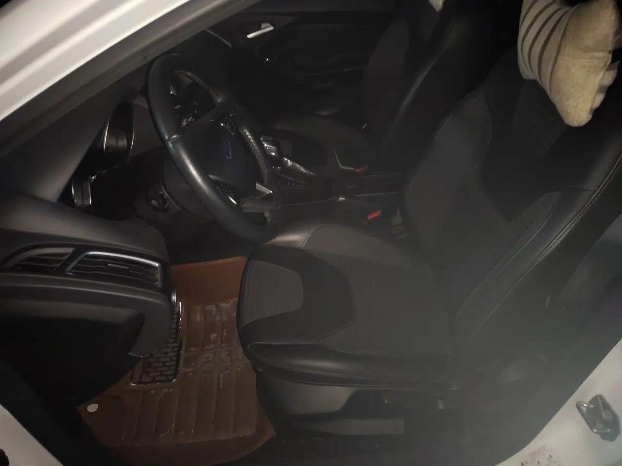 Ford Focus 2015 Hatchback 1.6L Automatic Fashion Edition — миниатюра 12