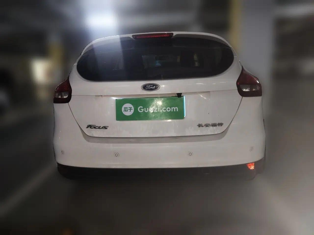 Ford Focus 2015 Hatchback 1.6L Automatic Fashion Edition — миниатюра 3