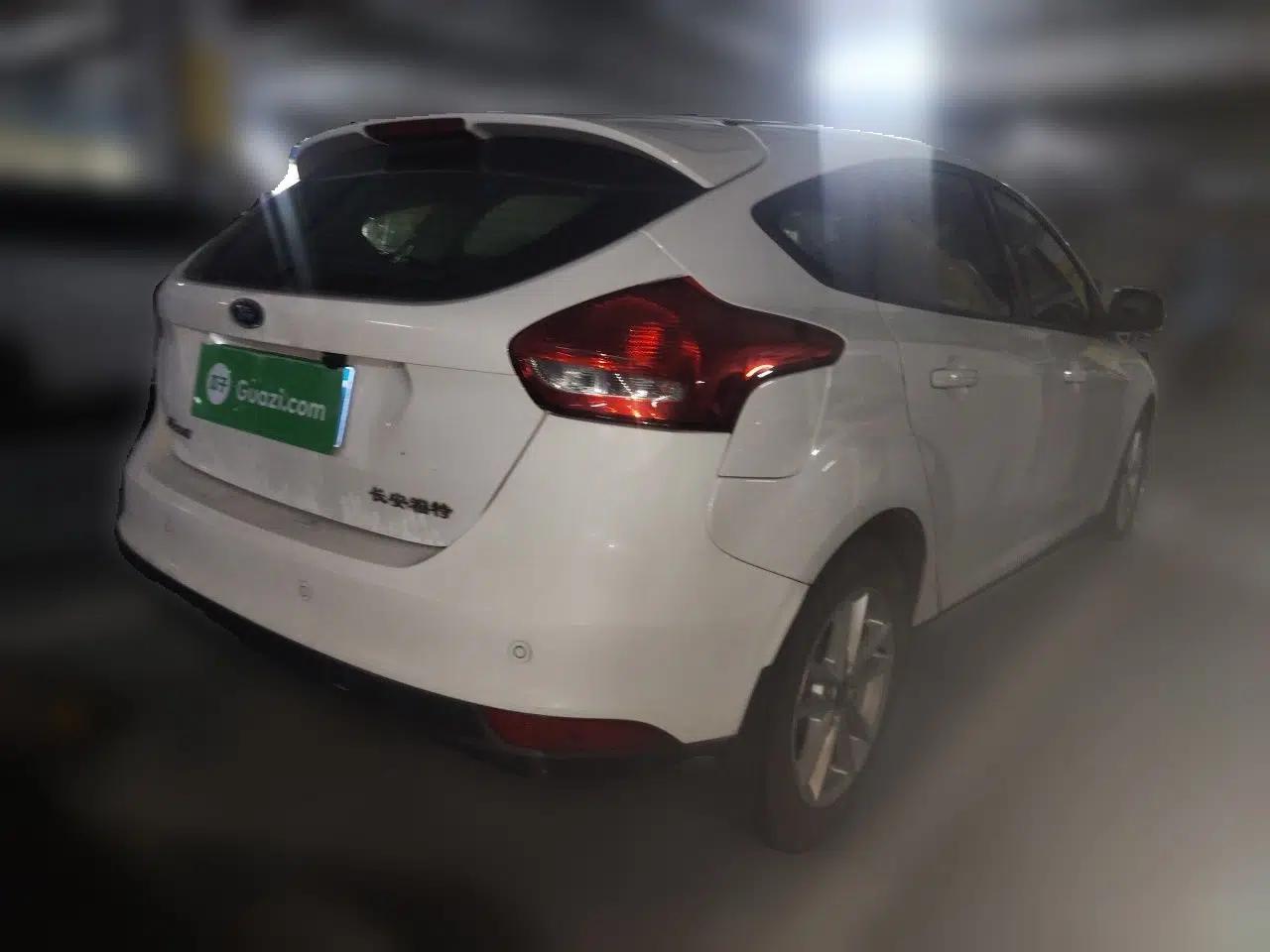 Ford Focus 2015 Hatchback 1.6L Automatic Fashion Edition — миниатюра 4