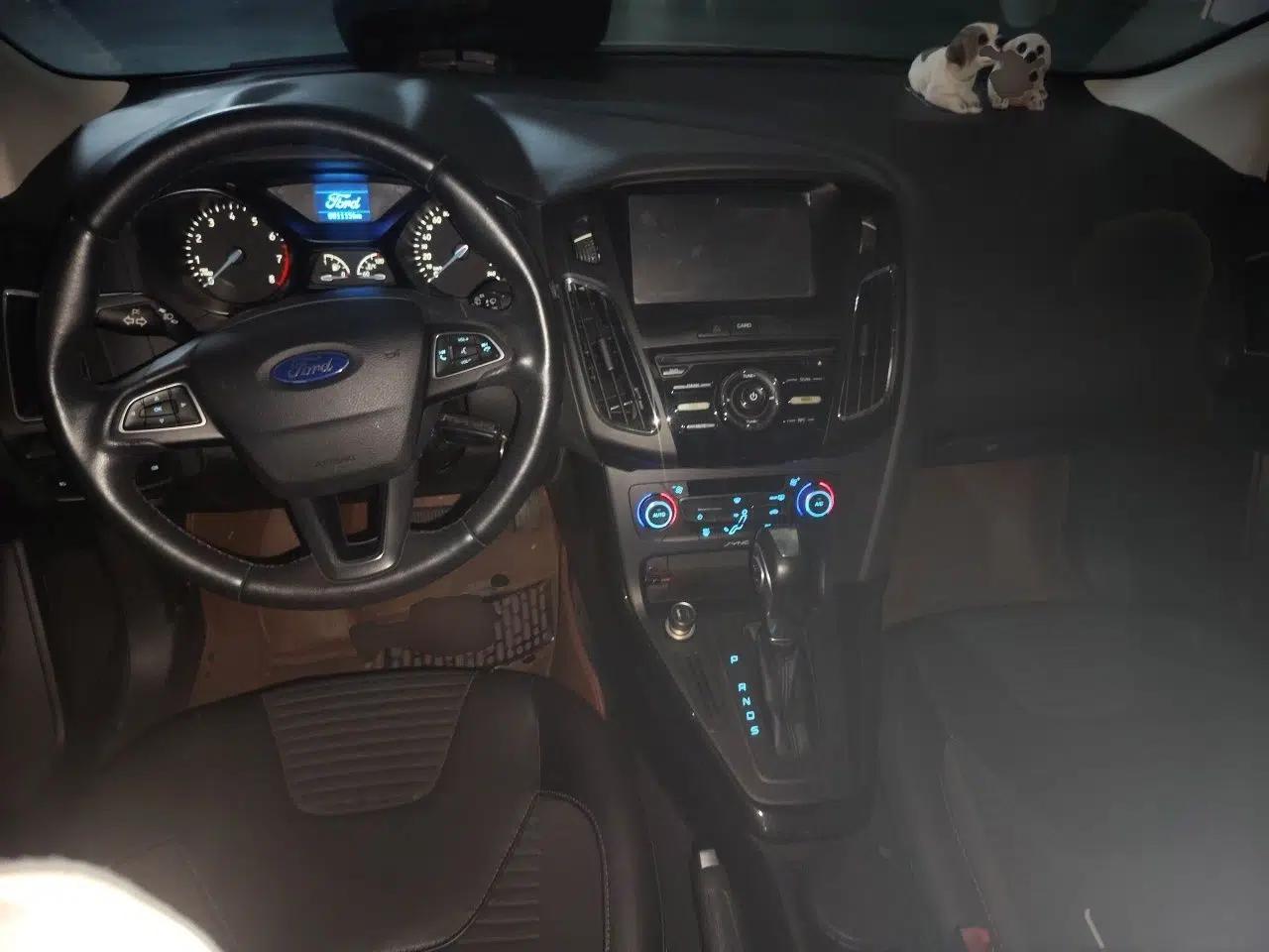 Ford Focus 2015 Hatchback 1.6L Automatic Fashion Edition — миниатюра 6