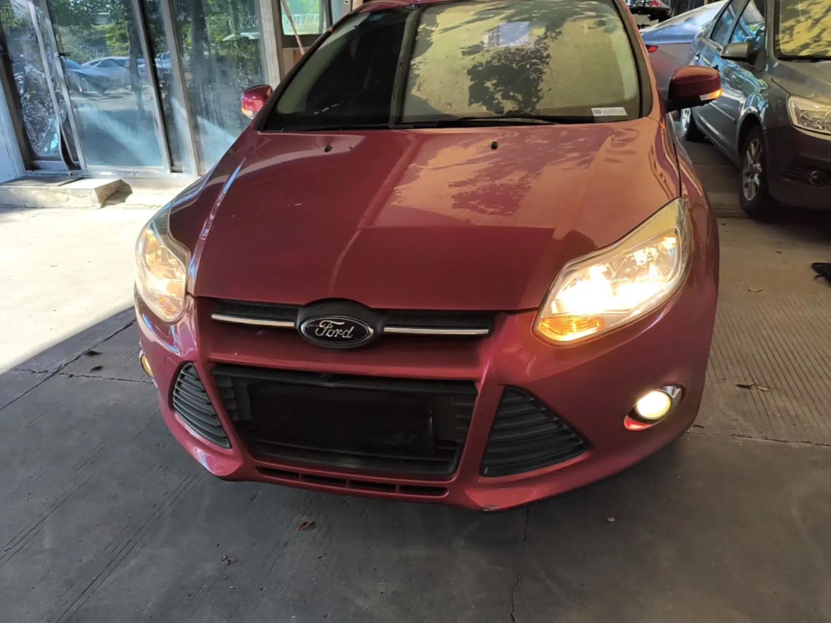 Ford Focus 2012 Hatchback 1.6L Automatic Fashion Edition — миниатюра 2