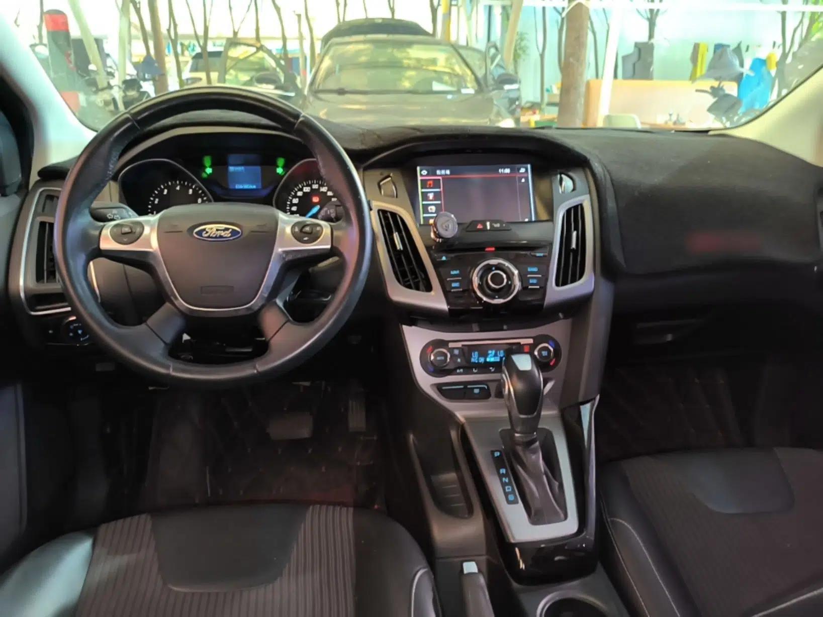 Ford Focus 2012 Hatchback 1.6L Automatic Fashion Edition — миниатюра 12