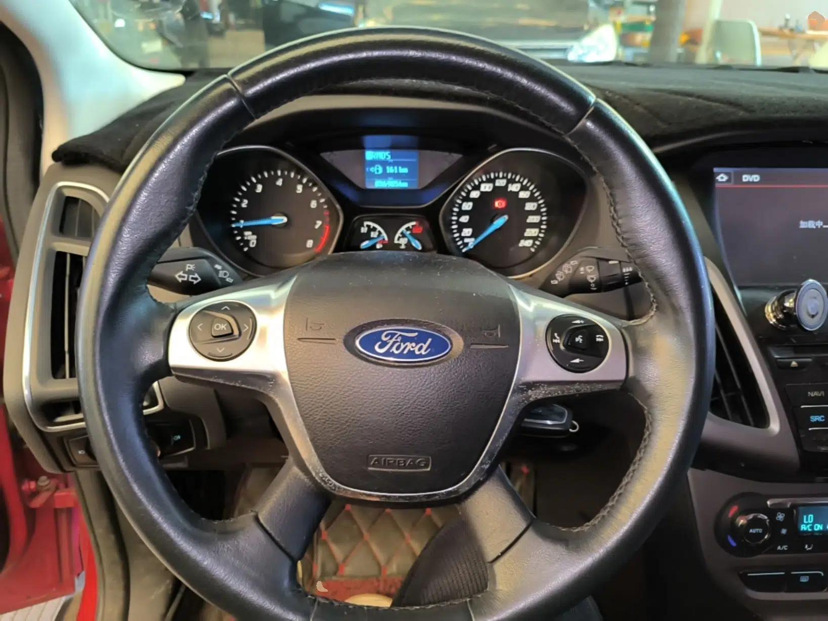Ford Focus 2012 Hatchback 1.6L Automatic Fashion Edition — миниатюра 13