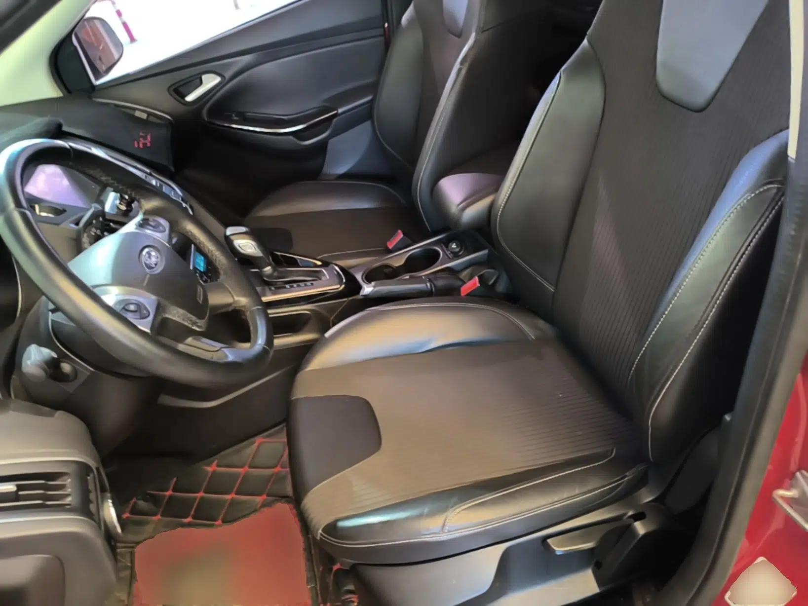 Ford Focus 2012 Hatchback 1.6L Automatic Fashion Edition — миниатюра 17