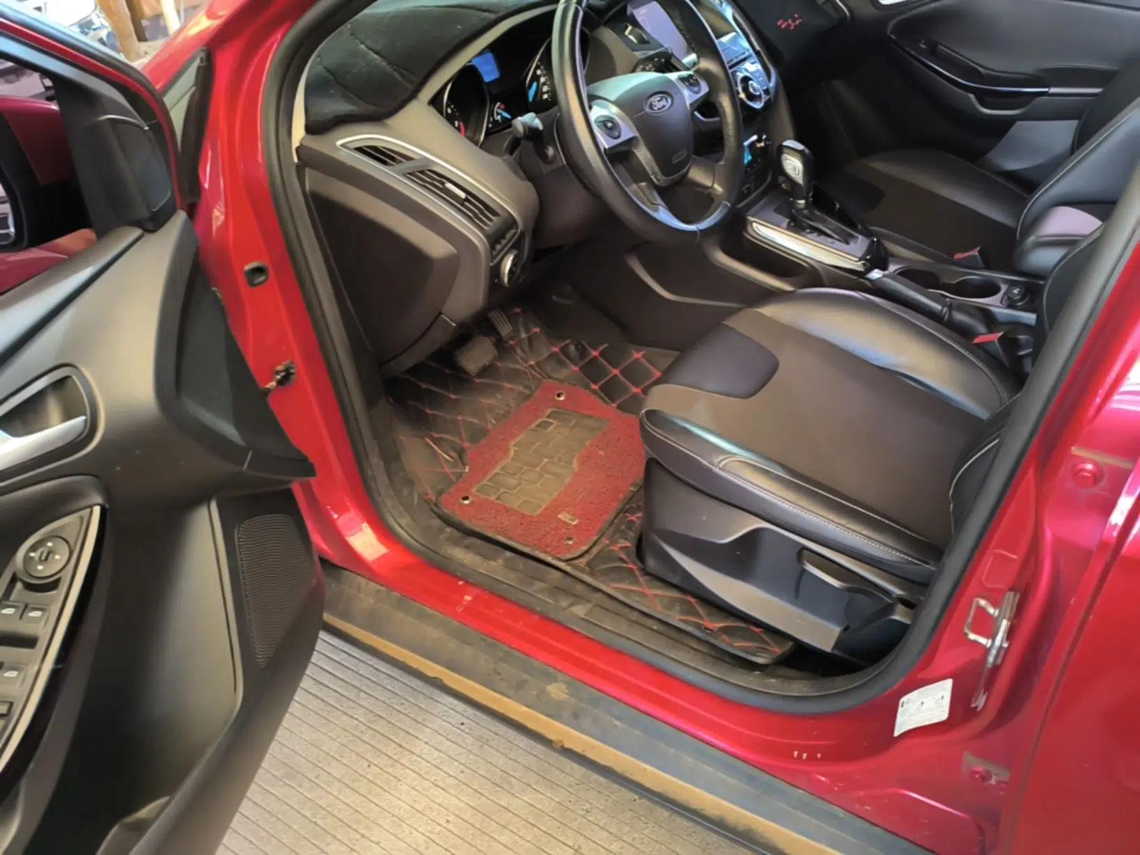 Ford Focus 2012 Hatchback 1.6L Automatic Fashion Edition — миниатюра 18
