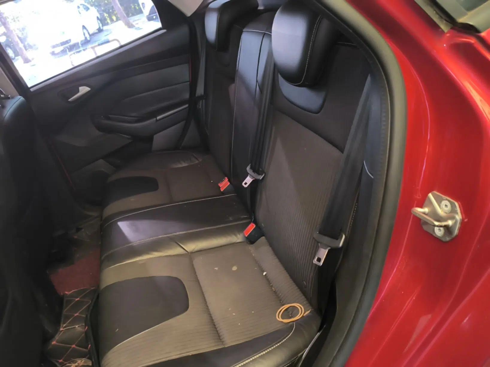 Ford Focus 2012 Hatchback 1.6L Automatic Fashion Edition — миниатюра 20