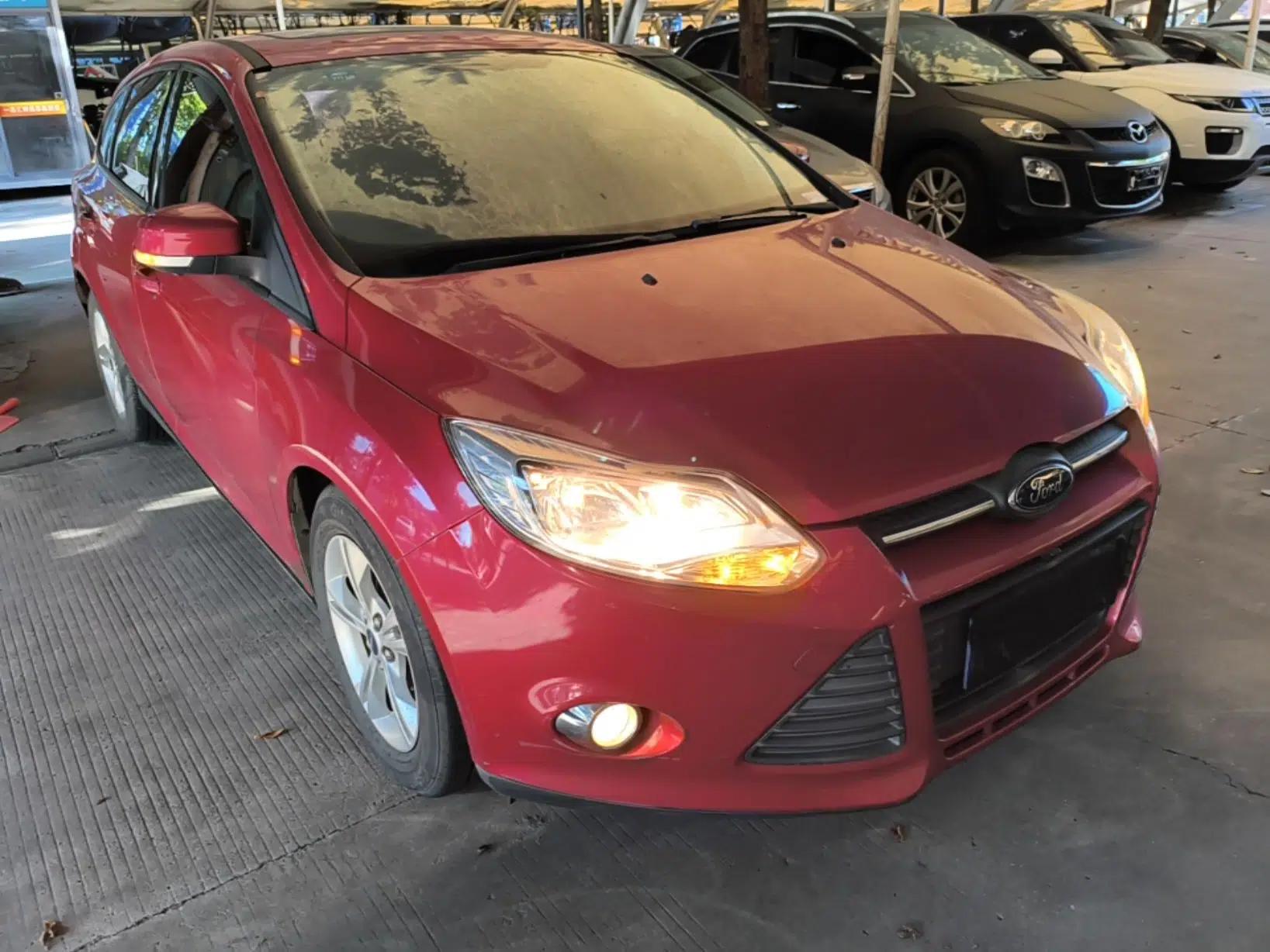 Ford Focus 2012 Hatchback 1.6L Automatic Fashion Edition — миниатюра 3