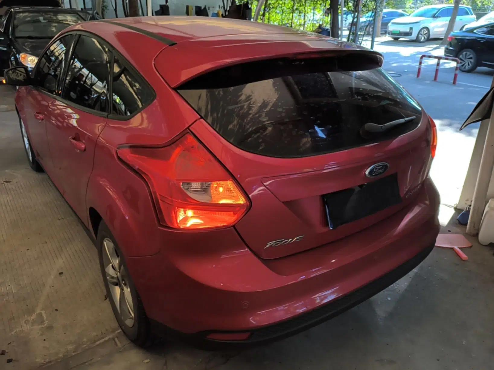 Ford Focus 2012 Hatchback 1.6L Automatic Fashion Edition — миниатюра 4