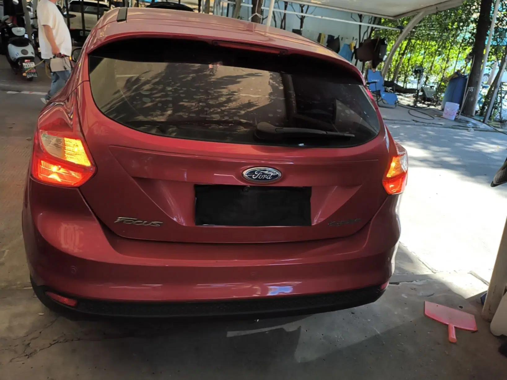 Ford Focus 2012 Hatchback 1.6L Automatic Fashion Edition — миниатюра 5