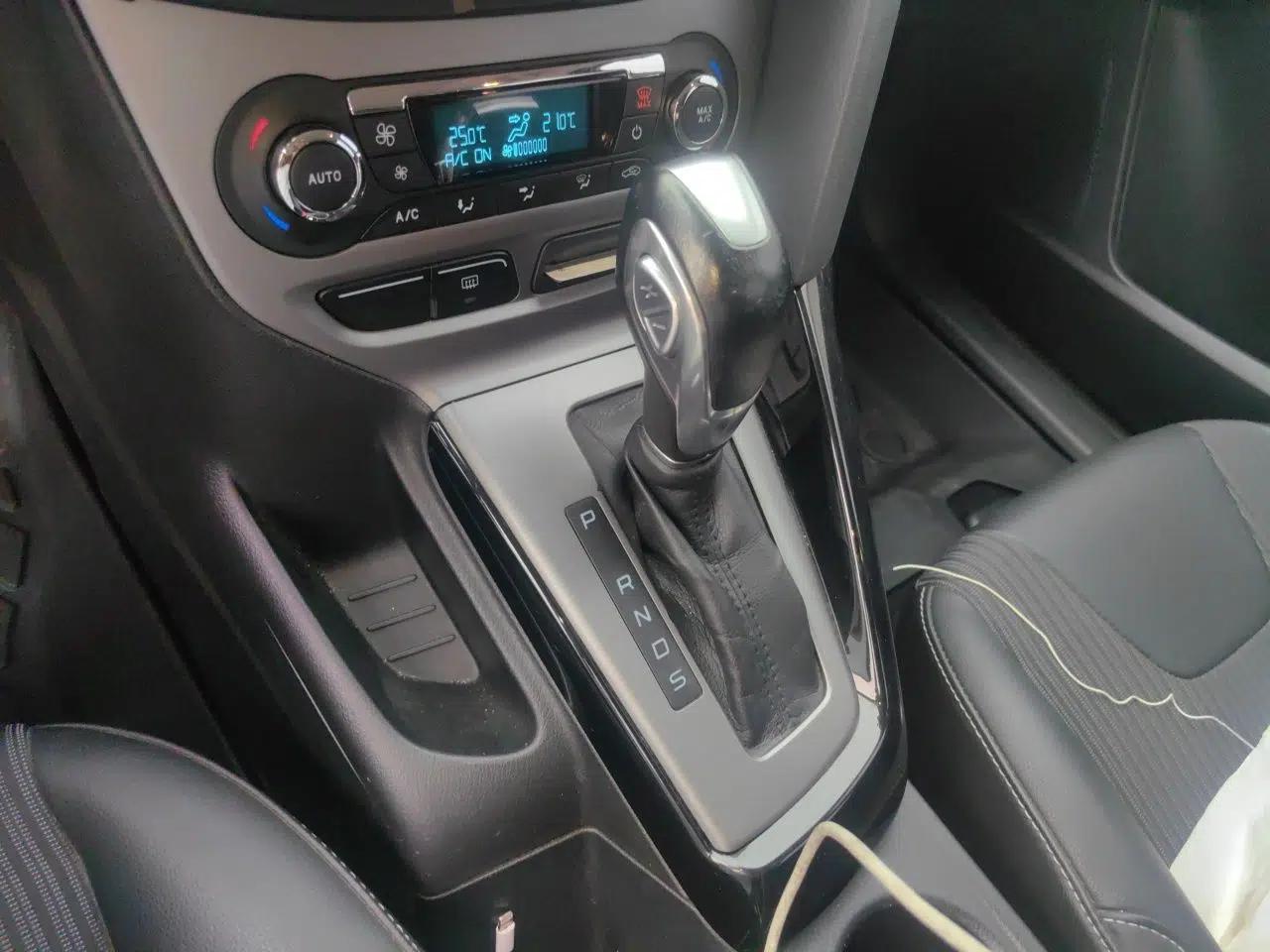Ford Focus 2012 Hatchback 1.6L Automatic Fashion Edition — миниатюра 11