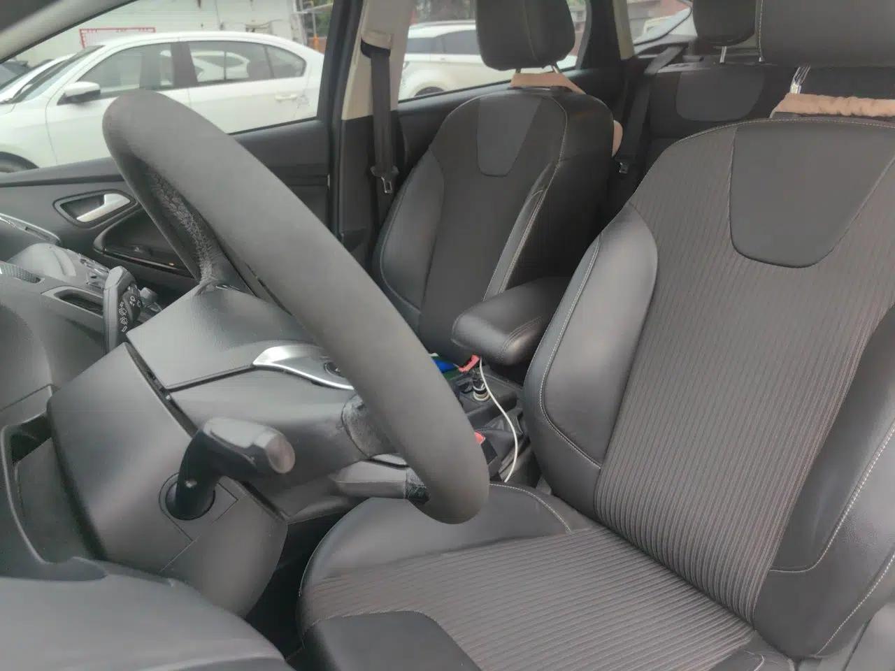 Ford Focus 2012 Hatchback 1.6L Automatic Fashion Edition — миниатюра 12